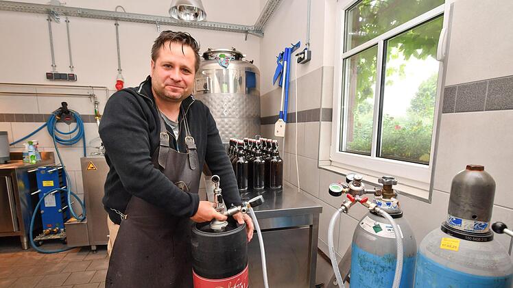 Steffen Schmölzing wollte wissen, was Bier ist. Jetzt hat er in Marktgraitz die "Rosenauer Hofbräu". Foto: Ronald Rinklef
