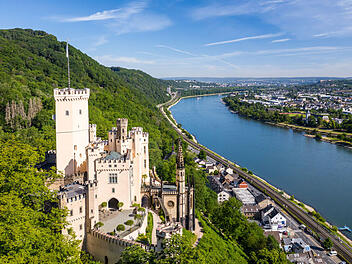 Schloss Stolzenfest liegt direkt am Rhein. Es ist das herausragendste Werk der Rheinromantik.
