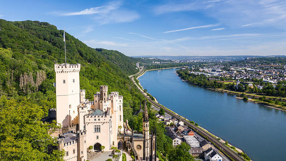 Schloss Stolzenfest liegt direkt am Rhein. Es ist das herausragendste Werk der Rheinromantik.