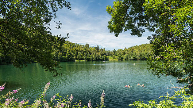 Schwimmen wie in einer blauen Lagune: Das Gemündener Maar bei Daun.