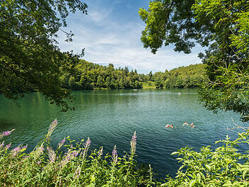 Schwimmen wie in einer blauen Lagune: Das Gemündener Maar bei Daun.