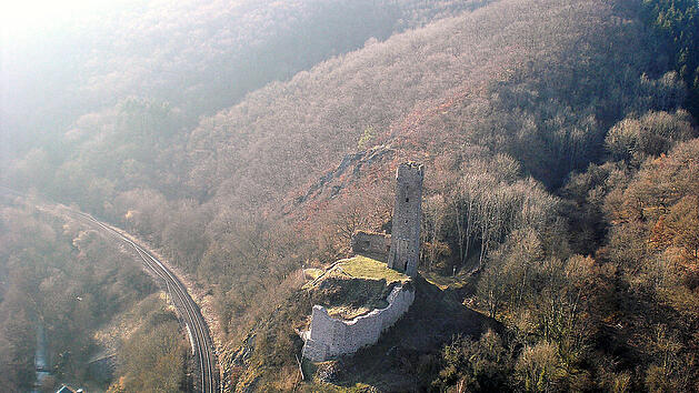 Der Blick vom Bergfried der Löwenburg auf die benachbarte Philippsburg.