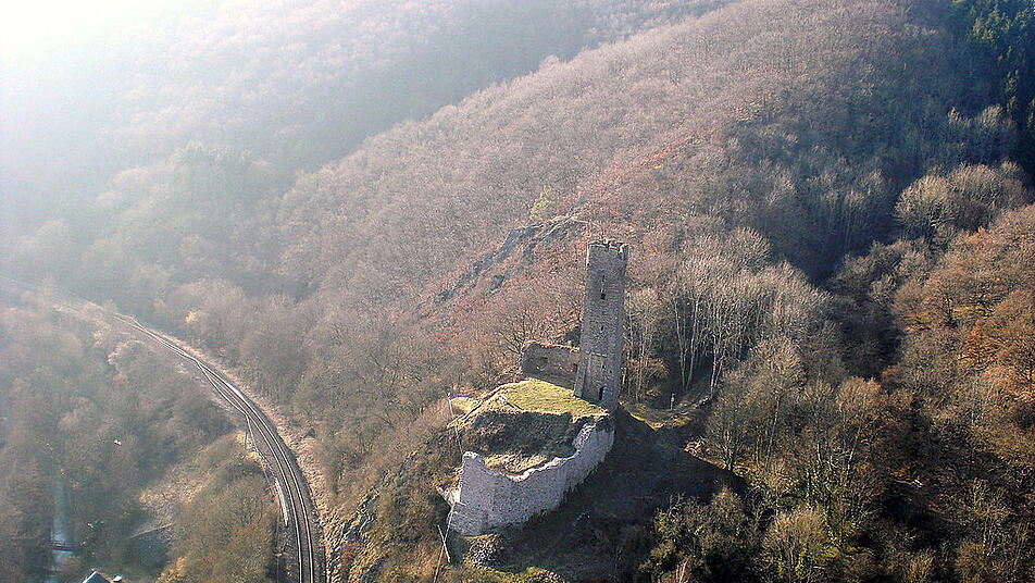 Der Blick vom Bergfried der Löwenburg auf die benachbarte Philippsburg.