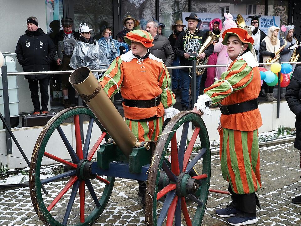 Tausende Besucher beim traditionellen Maskenumzug