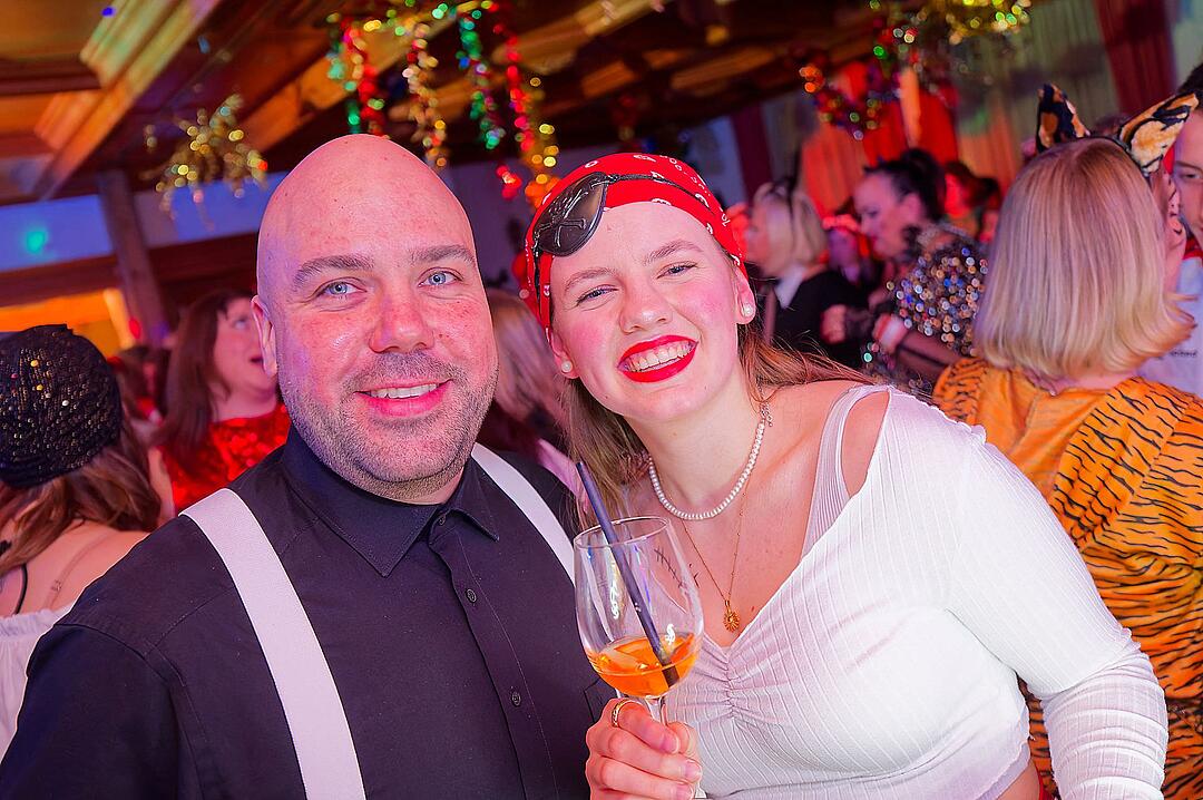 Drei Männerballetts, Musik von DJ Asti und vieles mehr gab es beim Weiberfasching!