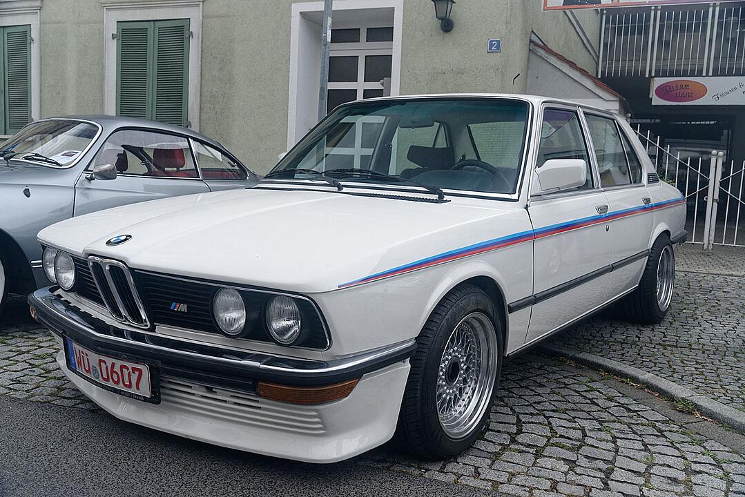 Historische Automobile und Motorräder