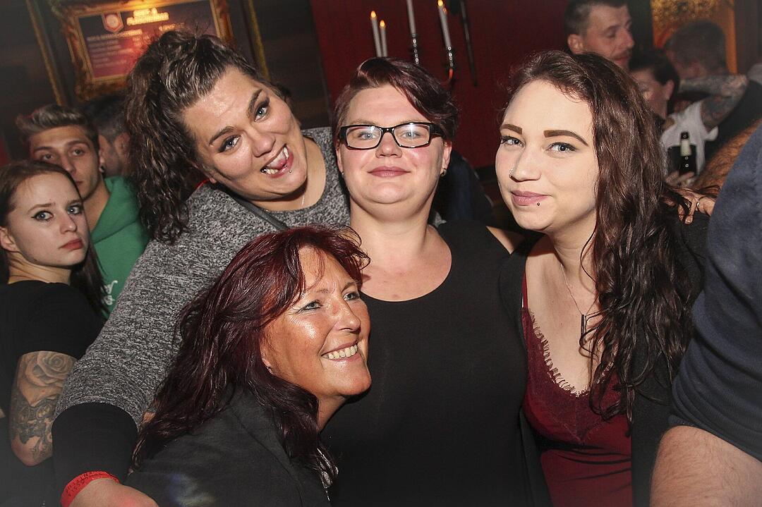 Volles Haus, erwachsene Partypeople und eine ausgelassene Feier!