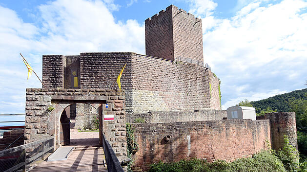 Die Ruine der Reichsburg Landeck ragt südwestlich von Landau bei Klingenmünster auf.