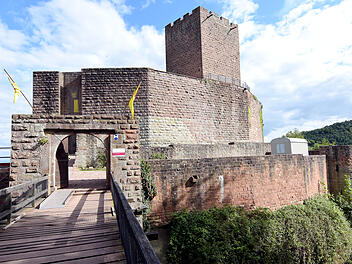 Die Ruine der Reichsburg Landeck ragt südwestlich von Landau bei Klingenmünster auf.