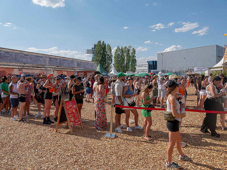 Mit internationalen und nationalen Live-Acts!