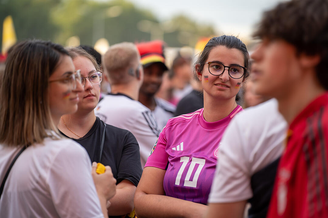 Fans schauen das EM-Viertelfinale zwischen Duetschland und Spanien in Nürnberg