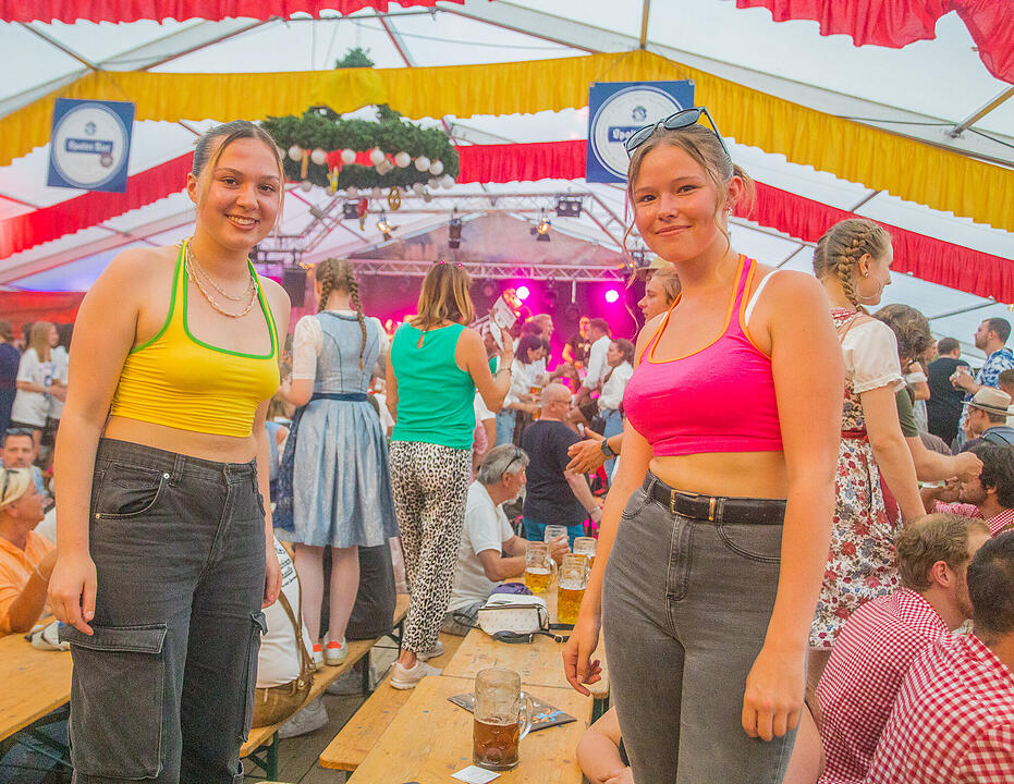 Musik im Festzelt gab es mit der Band "KLOSTERGOLD"