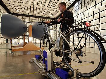 Gibt ein Elektrofahrrad Strahlung ab oder stören Handystrahlen  ein Pedelec? Der Test    soll es zeigen. Alle Fotos: Stiftung Warentest