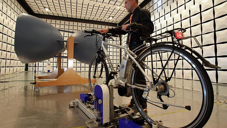 Gibt ein Elektrofahrrad Strahlung ab oder stören Handystrahlen  ein Pedelec? Der Test    soll es zeigen. Alle Fotos: Stiftung Warentest
