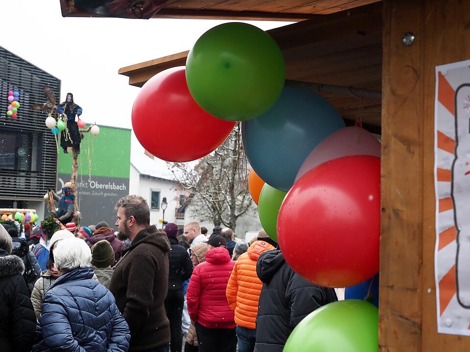 Tausende Besucher beim traditionellen Maskenumzug