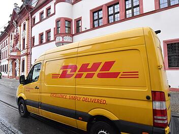 Mitten im Weihnachtstrubel sind vielerorts Bürger besorgt: Zwar gibt es zahlreiche Hinweise, aber noch keine heiße Spur zum DHL-Erpresser. Foto: Martin Schutt/dpa
