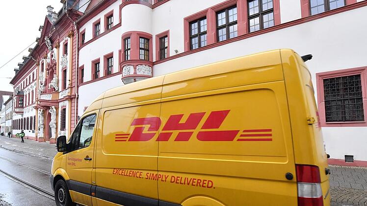Mitten im Weihnachtstrubel sind vielerorts Bürger besorgt: Zwar gibt es zahlreiche Hinweise, aber noch keine heiße Spur zum DHL-Erpresser. Foto: Martin Schutt/dpa