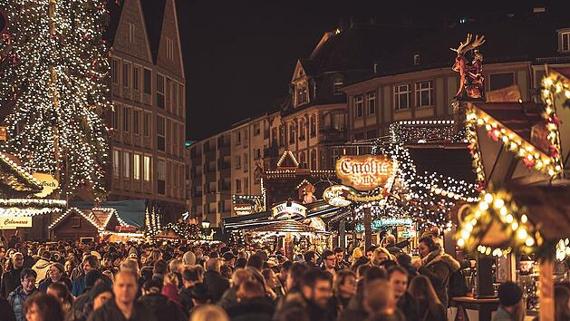 Dichtes Gedränge auf einem Weihnachtsmarkt.