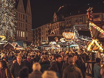 Dichtes Gedränge auf einem Weihnachtsmarkt.