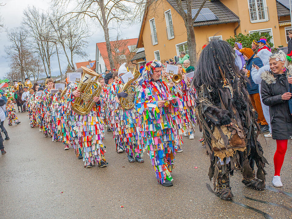 Tausende Narren und Närrinnen feierten auf der Straße