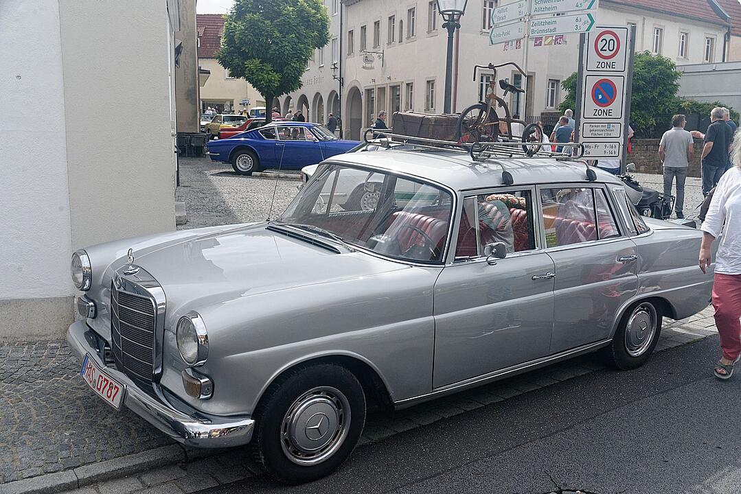 Historische Automobile und Motorräder