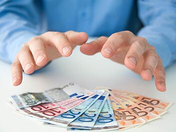 Wie und wo kann man in den heutigen Zeiten niedriger Zinsen noch gut Geld anlegen? Antworten darauf gaben zwei Experten bei unserer Telefonaktion. Foto: Andrea Warnecke/dpa/Archiv