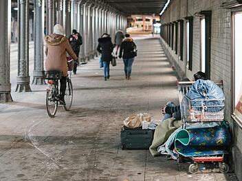 Ein Obdachloser ist in Hamburg an seinen schweren Verletzungen gestorben, nachdem er von einem Auto erfasst und mitgeschleift wurde. Symbolbild: Ole Spata/dpa