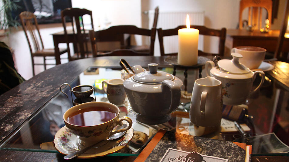 Eine Tasse Tee gefällig? Im Café Sherlock gibt es typische Leckereien für Ermittler*innen.