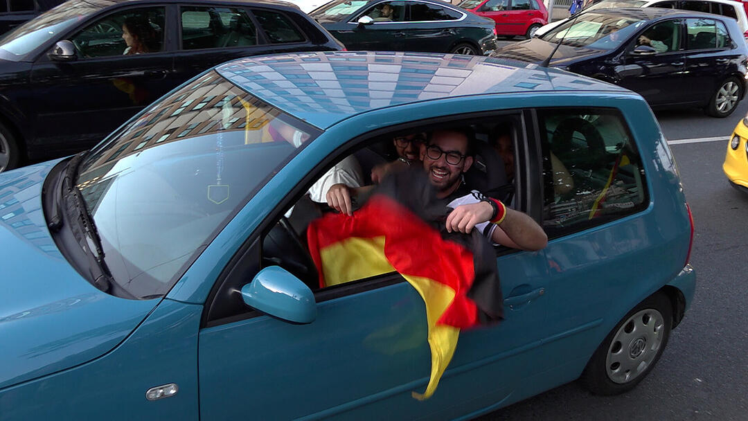 Deutschland steht im Achtelfinale und Nürnberger Fans feiern ausgelassen