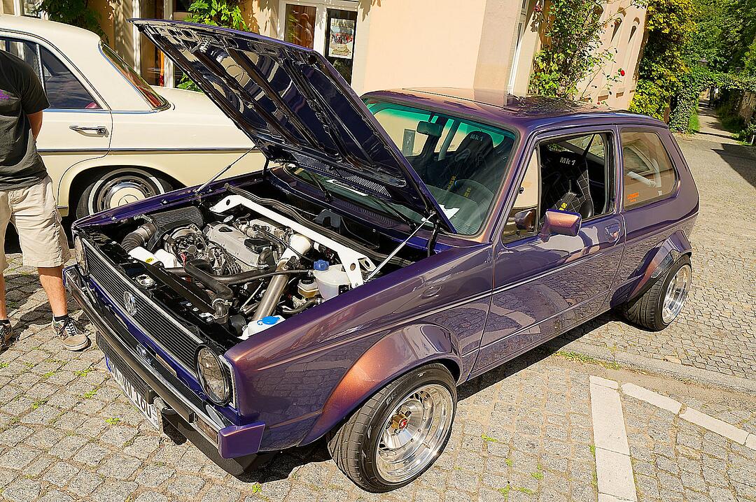 Historische Automobile und Motorräder