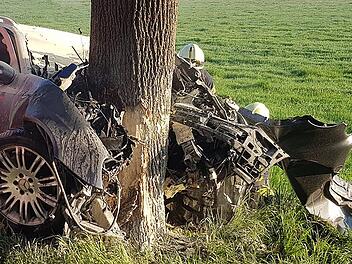 Ein 20-jähriger Autofahrer ist bei Lich in einem Waldgebiet gegen einen Baum geprallt. Das Fahrzeug geriet offensichtlich sofort in Brand, der Fahrer wurde eingeklemmt und verbrannte.  Symbolbild: Carsten Schaffhauser/Samtgemeindefeuerwehr Meinersen/dpa