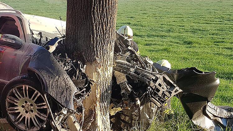 Ein 20-jähriger Autofahrer ist bei Lich in einem Waldgebiet gegen einen Baum geprallt. Das Fahrzeug geriet offensichtlich sofort in Brand, der Fahrer wurde eingeklemmt und verbrannte.  Symbolbild: Carsten Schaffhauser/Samtgemeindefeuerwehr Meinersen/dpa