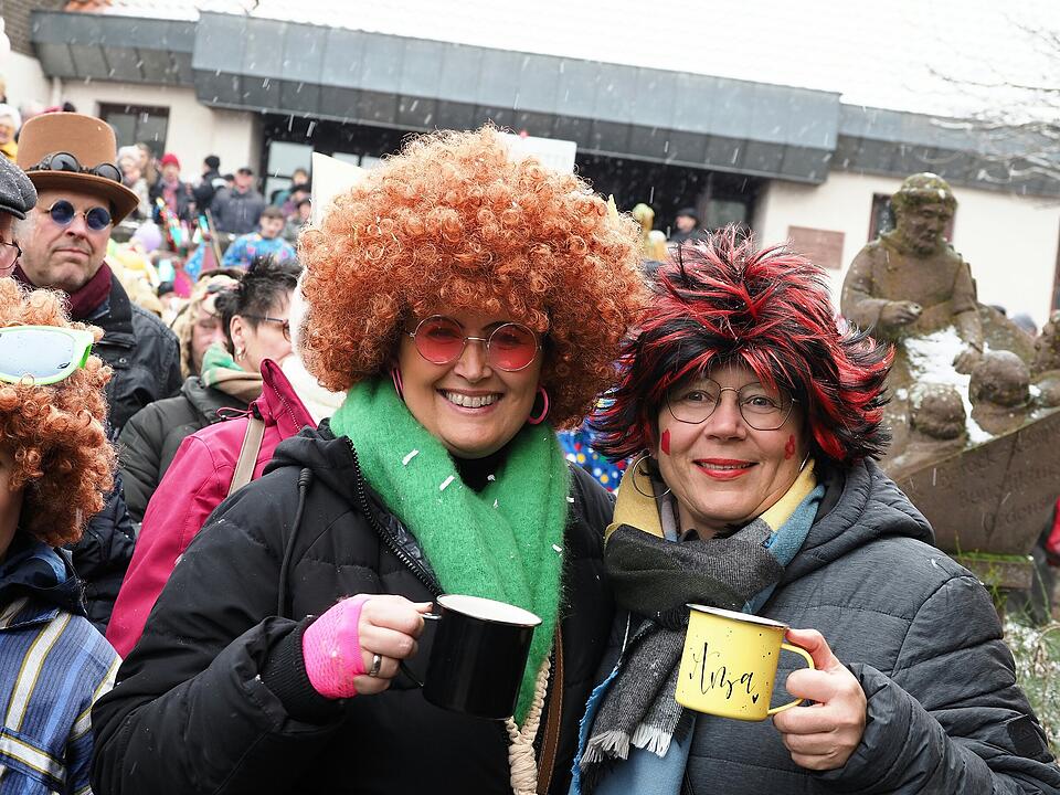 Tausende Besucher beim traditionellen Maskenumzug