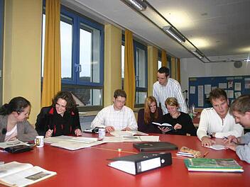 Frühere Referendare am Kronacher Kaspar-Zeuß-Gymnasium. Künftig soll in Bayern nicht mehr jeder Lehramtsstudent gleich eine Referendarsstelle erhalten. Foto: Alexander Löffler/Archiv