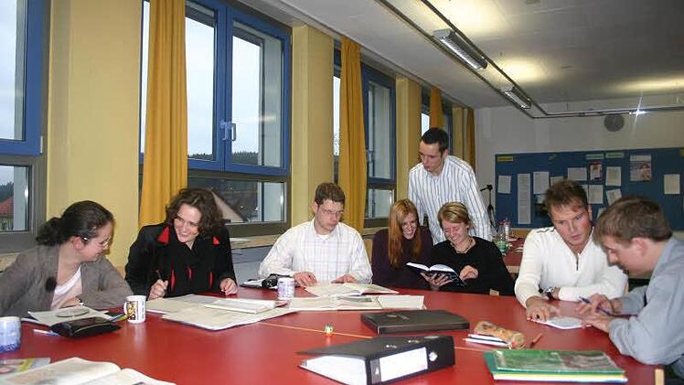 Frühere Referendare am Kronacher Kaspar-Zeuß-Gymnasium. Künftig soll in Bayern nicht mehr jeder Lehramtsstudent gleich eine Referendarsstelle erhalten. Foto: Alexander Löffler/Archiv