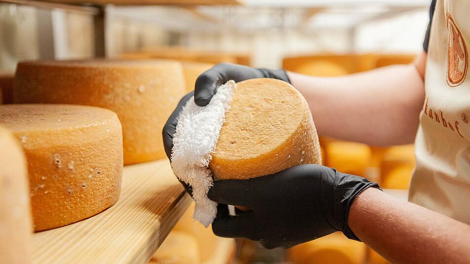Leckerer handgearbeiteter Ziegenkäse aus der Vulkaneifel verfeinert jedes Weihnachtsessen.