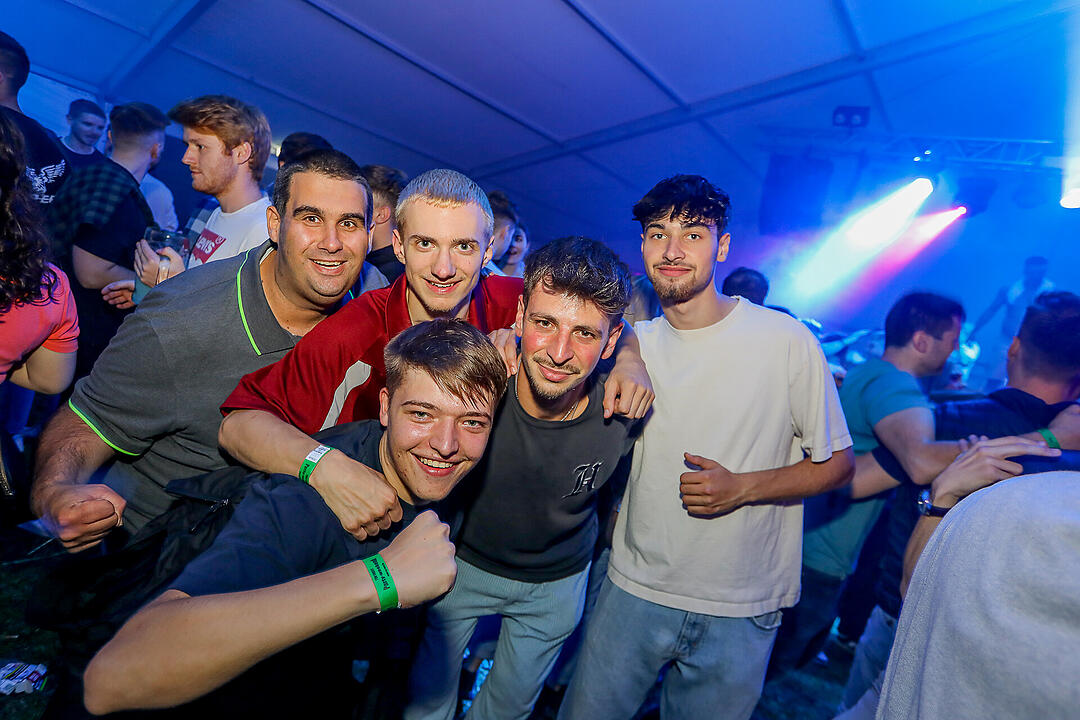 Partyzeltdorf mit 5 Areas!