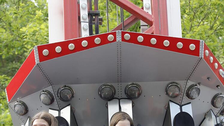 Annika (rechts) und Isabel im "Tower of Fear". Foto: Matthias Hoch