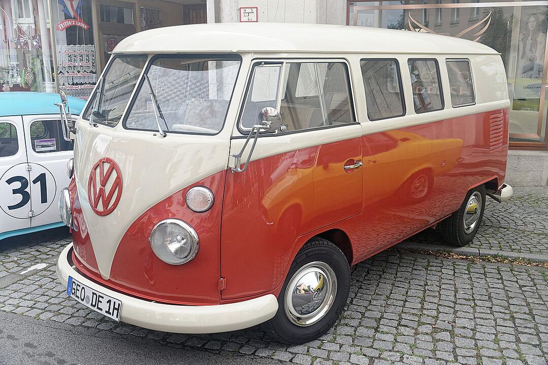 Historische Automobile und Motorräder