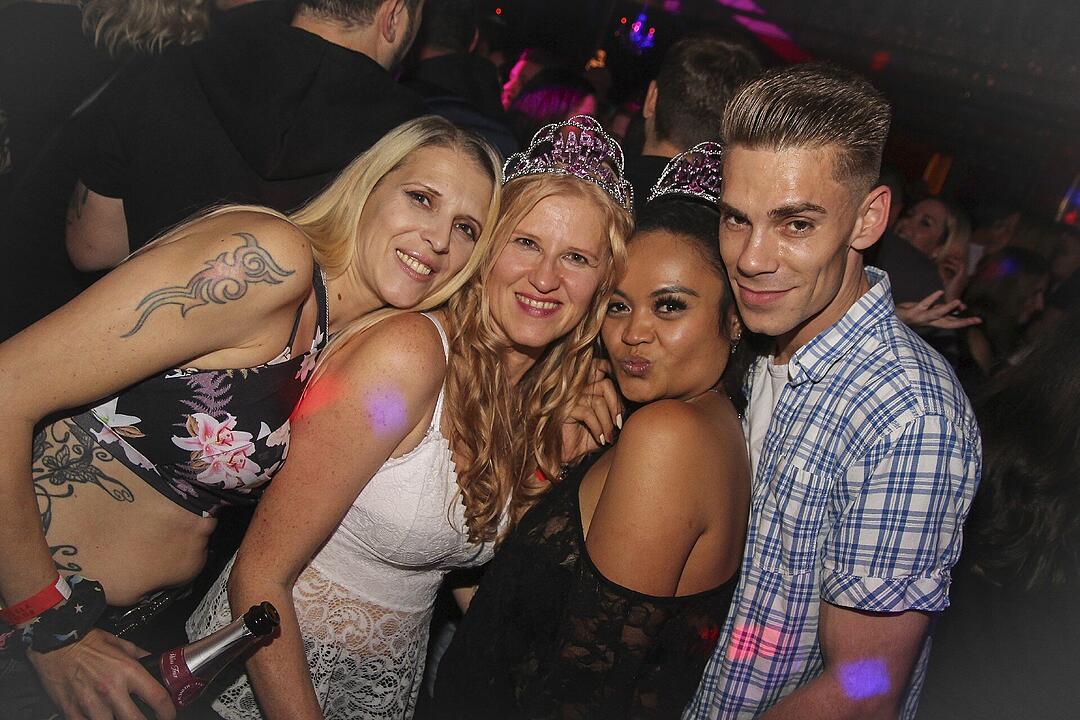 Volles Haus, erwachsene Partypeople und eine ausgelassene Feier!