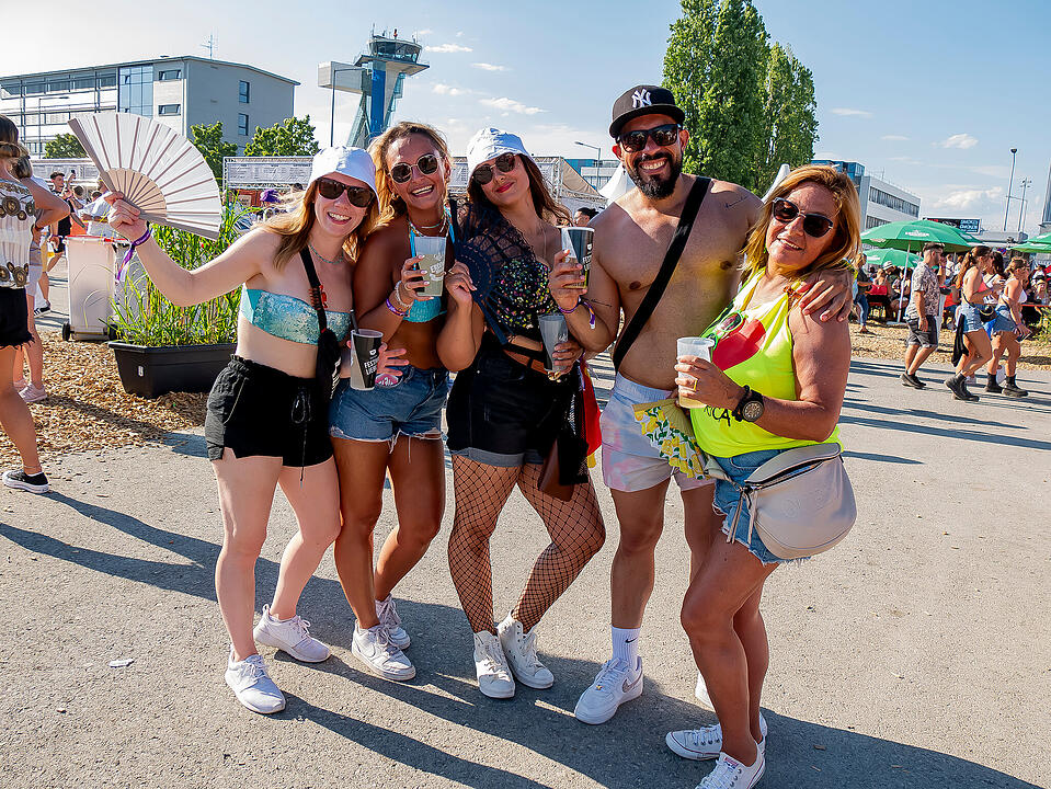 Mit internationalen und nationalen Live-Acts!
