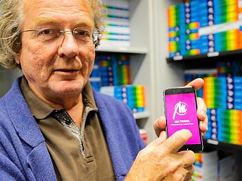 1979 trampte Michael Müller nach Portugal und  tippte seine  Reisenotizen mit der Schreibmaschine ab. Heute gibt es neben über 200 Büchern  aus seinem Verlag  auch Apps mit allen Reiseinfos.  Foto: Matthias Hoch