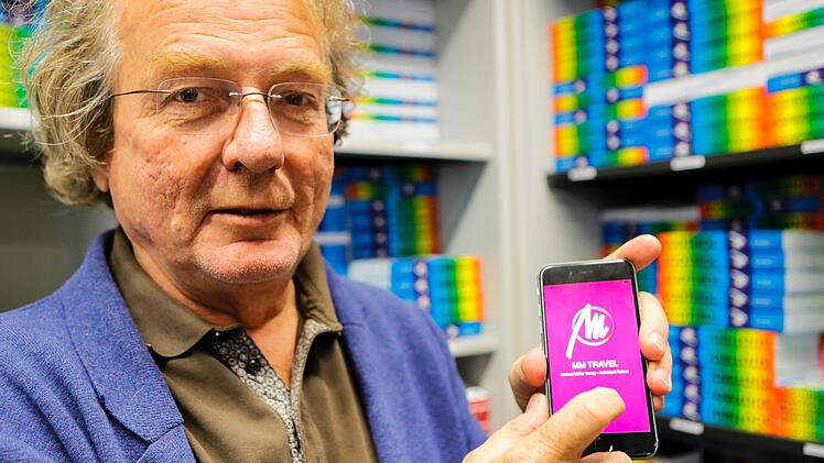 1979 trampte Michael Müller nach Portugal und  tippte seine  Reisenotizen mit der Schreibmaschine ab. Heute gibt es neben über 200 Büchern  aus seinem Verlag  auch Apps mit allen Reiseinfos.  Foto: Matthias Hoch