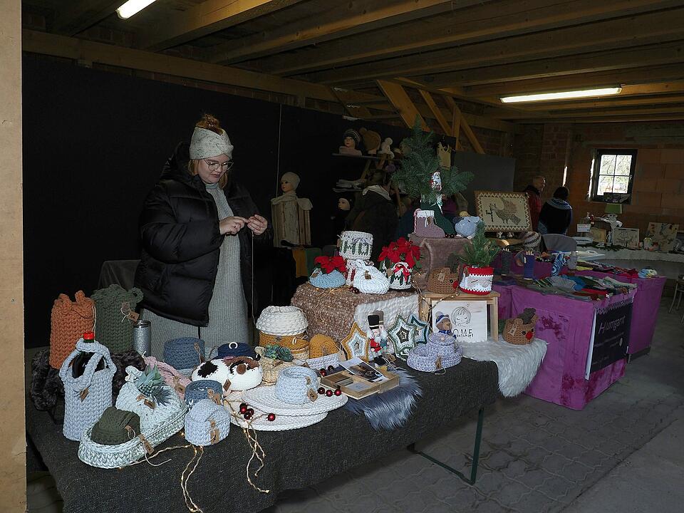 Kunsthandwerker und Regionalerzeuger präsentieren ihre Waren und Künste.