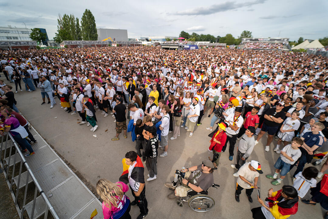 Fans schauen das EM-Viertelfinale zwischen Duetschland und Spanien in Nürnberg