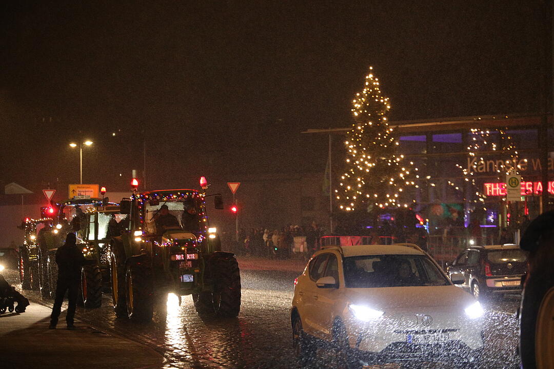 Weihnachtliche Lichterfahrt: Dutzende beleuchtete Traktoren fahren durch Ansbach
