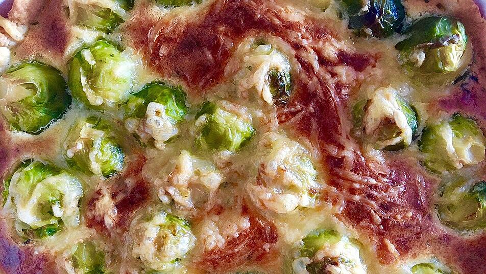 Überbackener Rosenkohl schmeckt mit und ohne Fleisch.