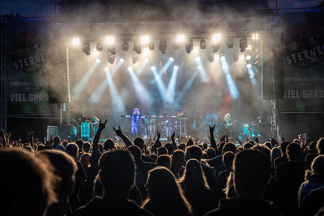 An die 2000 Besucher feierten die Rockmusik!