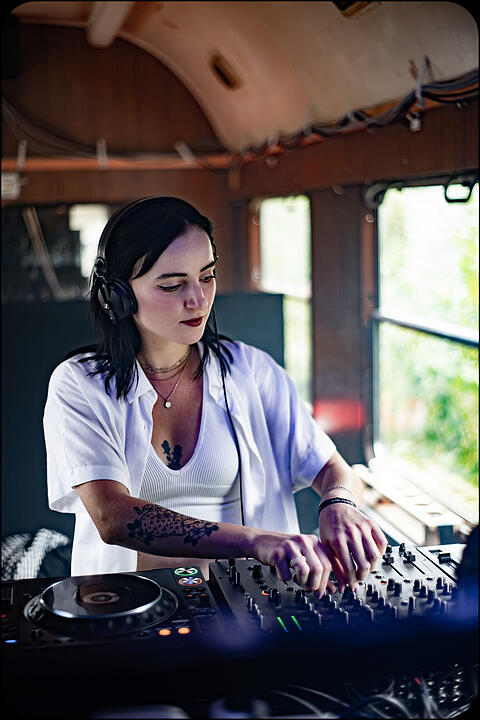 Hard Techno und Trance in drei verschiedenen Party-Waggons!