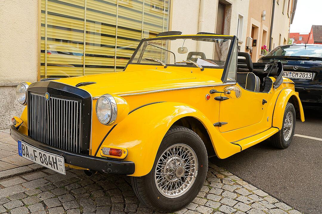 Historische Automobile und Motorräder